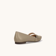 Pointed toe flat shoes with accented instep straps and adjustable fit. A simple pair that can be used in a wide range of situations, from work wear to private occasions. Flats With Straps, Beige Pumps, Pointed Toe Flats, Suede Material, Artificial Leather, Lining Fabric, Flat Shoes, Item Number, Trending Shoes