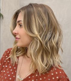 Medium-Length Messy Hairstyle Inverted Hairstyles, 2024 Hair Trends For Women, Messy Hairstyle, Messy Wavy Hair, 2024 Hair Trends, Fine Thick Hair, Womens Haircuts Medium, Textured Haircut, Thick Wavy Hair