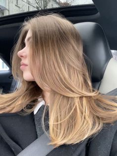 Light Brown Hair For Blue Eyes, Best Blonde For Pale Skin, Fair Skin Hair Color Ideas, Balayage Honey Blonde, Best Fall Hair Colors, Haircut Layers, Rambut Brunette, Baby Lights, Butterfly Haircut