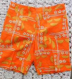 Original 60s new old stock bermuda pants. Floral pattern with orange, white and yellow colors. Zip. No inside lining. italian size 44 (corresponding to a 8 US) waist 72 cm - 28.34" hips 88 cm - 34.64" length 41,5 cm - 16.33 New, perfect conditions. NOTE: Items are freshly cleaned and ready to wear. All imperfections are noted as accurately as possible. Please don't hesitate to send me a convo with any questions. I can assure you that the shipping will be in time and with all my care through Post 60s Print, Purple Sheath Dress, Hot Pants Shorts, Turquoise Shorts, Bermuda Pants, Pattern Shorts, Blazer And Skirt Set, High Cut Swimsuit, Orange Pattern