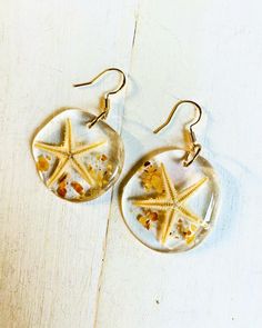 Elegant Organically handcrafted Real starfish and shell fragment earrings encapsulated in high quality resin. Individually handcrafted and super lightweight. Made to order. Gold and warm colored shell fragments or Silver with gray cool tone shell fragment earring options. Makes a beautiful gift for ocean lovers. Take a piece of the ocean with you wherever you go. Pay shipping on 1st pair only and add up to 5 pairs total per package shipped free. Jewelry Ocean, Ocean Resin, Ocean Jewelry, Jewelry Resin, Art Earrings, Themed Gifts, Ocean Lover, Resin Earrings, Beach Themed