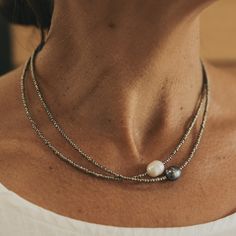 Chain And Bead Jewelry, Seed Bead And Pearl Necklace, Simple Beaded Jewelry, Seed Bead Necklace Ideas, Diy Bead Jewelry, Jewelry Design Ideas, Short Beaded Necklace, Simple Beaded Necklaces, Layered Beaded Necklaces