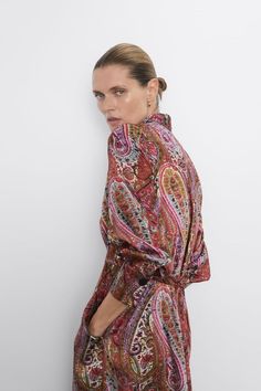 Minimalist Fashion Summer, Paisley Fashion, Flared Denim, Contemporary Wardrobe, Indian Prints, Paisley Dress, Border Print, Street Look, Dress With Belt