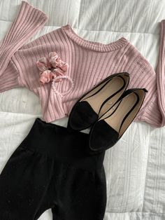 Black And Pink Aesthetic Outfit, Light Pink And Black Outfit, Pink And Black Aesthetic Outfit, Pink Sweater Outfit Aesthetic, Black And Pink Outfit Aesthetic, Pink Academia Outfits, Sweater With Dress, Pink And Black Outfit, Jumper Aesthetic