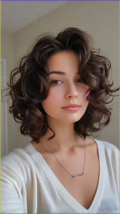 Hair Style For Oval Shape Girl, Short Hair Cuts For Women With Layers, Short Haircuts For Wavy Hair Women, Oval Face Curly Hairstyles, Hairstyles For Oval Face Shape, Natural Symmetry, Curly Hair Haircuts, Κούρ�εμα Bob, Short Hairstyle Women