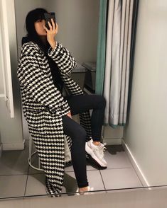 Black White Coat Outfit, Black And White Coat Outfit Winter, Black And White Coat Outfit, Houndstooth Coat Outfit, Duster Coat Outfit, White Coat Outfit, Houndstooth Outfit, Black Coat Outfit, Black And White Coat