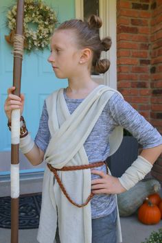 Make this super easy DIY Star Wars Rey Costume from The Force Awakens, using things you already have on hand! Diy Rey Costume Star Wars, Rey Costume Diy, Ray Costume, Rey Star Wars Costume, Ray Star Wars, Funny Kid Costumes, Star Wars Costumes Diy, Star Wars Outfit, Rey Costume