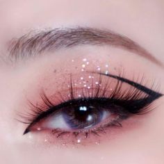 10 ideas de maquillaje para Año Nuevo que puedes hacer en 10 minutos | Mujer de 10 Celebrity Shifting, Speech Outline, Membentuk Alis, Bentuk Alis, Concert Makeup, Mekap Mata, Cute Eye Makeup, Korean Eye Makeup, Eye Makeup Pictures