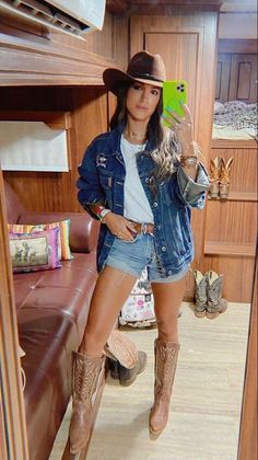 Looks para Barretos e Rodeios - Patricia Cella Traje Cowgirl, Outfit Country, Trendy Mom Outfits, Cowgirl Boots Outfit