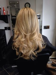 High Light Blonde Hair, Blonde Blow Dry, Blow Dry Round Brush Style, Blonde Bouncy Blowout, Hair Blow Dry Styles, Bouncy Blowout Curls, Bouncy Blowout Medium Hair, Bouncy Blow Dry Medium, Bouncy Layered Hair