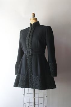 Fitted Black Wool Coat For Evening, Fitted Long Wool Coat In Vintage Style, Fitted Vintage Long Wool Coat, Vintage Fitted Long Wool Coat, Vintage Fitted Wool Coat For Winter, Classic Fitted Wool Coat For Evening, Fitted Vintage Wool Coat For Work, Elegant Winter Outerwear For Vintage Fashion, Elegant Vintage Winter Outerwear