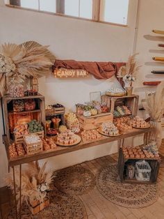 Boho Food, Party Food Bars, Sweet Table Wedding, Party Food Bar, Decoration Buffet, Wedding Snacks, Graduation Party Foods, Food Bars, Candy Bar Wedding