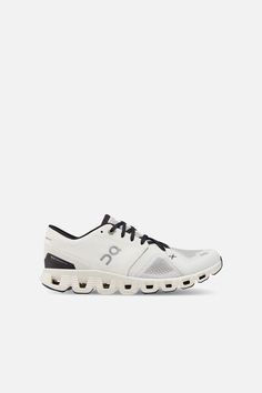 Cloud Shoes, Running Sneakers Women, On Clouds, Shoe Inspo, Running Shoes Nike, Black Laces, Running Sneakers, Shoe Style, Running Women