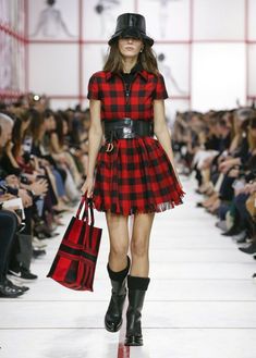 Dior Ready To Wear, Teddy Girl, Maria Grazia Chiuri, Christian Dior Couture, Fashion Show Images, Live Fashion, Sharjah, Plaid Dress, Large Fashion