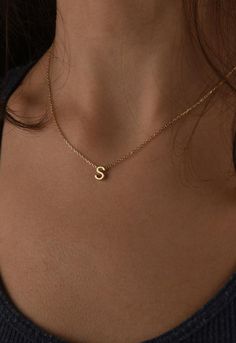 Simple Initial Necklace With Clavicle Chain As Gift, Simple Personalized Charm Necklace As Gift For Her, Simple Initial Necklace In Yellow Gold, Simple Yellow Gold Initial Necklace As Gift, Dainty Yellow Gold Charm Necklace For Personalized Gift, Dainty Yellow Gold Charm Necklace As Personalized Gift, Dainty Personalized Yellow Gold Charm Necklace, Dainty Yellow Gold Initial Necklace With Name, Simple 14k Gold Initial Necklace For Gift