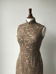 Vintage brown lace qipao and jacket set sz S Elegant Sleeveless Fitted Cheongsam, Elegant Sleeveless Fitted Ao Dai, Elegant Fitted Silk Cheongsam, Sleeveless Cheongsam For Evening, Elegant Sleeveless Cheongsam For Evening, Elegant Sleeveless Evening Cheongsam, Elegant Sleeveless Ao Dai For Wedding, Elegant Ao Dai With Stand Collar For Party, Elegant Formal Fitted Ao Dai