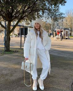 All White Winter Outfit Classy, White Puffer Jacket Outfit, Viking Princess, White Jacket Outfit, 10 Winter Outfits, Style Uniform, White Puffer Jacket, Winter Ootd