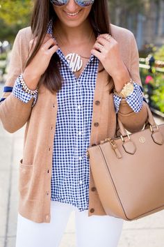 varsity sweater, gingham shirt, fall outfit ideas, tory burch robinson tote // a southern drawl Tory Burch Robinson Tote, Gingham Outfit, Pullovers Outfit, Moda Chic, Gingham Shirt, Cardigan Outfits, Marie Antoinette