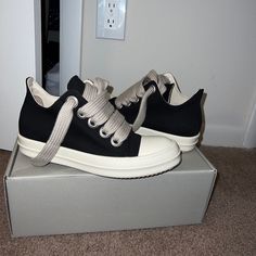 Rick Owens Darkshadown Low Sneakers With Big Shoe Laces. Color Is Described As Black Milk. Comes With Brown Tote Bag. Rick Owens Low, Rick Owen Outfit, Rick Owens Shoes Outfit, Rick Owens Shoes, Rick Owens Sneakers, Pretty Shoes Sneakers, Brown Tote Bag, Adidas Shoes Women, Shoes Too Big