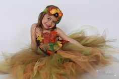 Elven costume, forest fairy, size from 1 to 8 years; Birthday gift, carnival costume, Halloween, theater, party, photos. A tutu dress that will make your little princess dream. Tutu dress in soft tulle with different colors of green, beige, orange, brown. Stretch crochet bustier, covered with synthetic leaves on the front. Adjustable satin shoulder straps. The dress comes with a crown . Depending on the stock, the leaves may be different. Fairy suit or forest elf suit. Made to order and fast del Elven Costume, Elf Suit, Tutu En Tulle, Girls Costumes, Carnival Costume, Special Dresses, Carnival Costumes, Forest Fairy, Party Photos