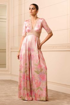 Indian Style Jumpsuit, Jumpsuits For Women Indian Wedding, Printed Indo Western Outfits, Floral Indo Western Outfits, Jumpsuit Traditional Indian, Ethnic Jumpsuits For Women, Desi Jumpsuit, Indo Western Wedding Outfits Women, Indian Attire Traditional