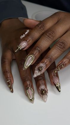 Gold and brown 3d set Gold Gel Nails, Kylie Nails, Black Gold Nails, Acrylic Nails Stiletto, Bright Nail Designs, Gold Nail Designs, Formal Nails