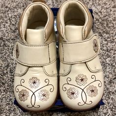 New Robeez Blossom Ankle Boot. Cream And Gold. Genuine Leather. Velcro Strap. Size: 12-16 Months. Leather Boot, Cream And Gold, Velcro Straps, Leather Boots, Kids Shoes, Ankle Boot, Shoe Boots, Blossom, Genuine Leather