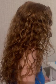 Curly red hair inspo Red Golden Brown Hair, Long Wavy Auburn Hair, Red Brown Curly Hair Natural, Long Curly Auburn Hair, Real Red Hair, Auburn Hair Curly Natural Curls, Natural Brown Red Hair, Curly Red And Blonde Hair, Dark Auburn Hair Curly