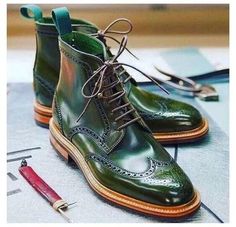 New Men's Handmade Green Leather Derby Wingtip Brogue Lace Up High Ankle Boots. Chelsea Shoes, Boots Outfit Men, Mens Dress Boots, Afrikaanse Mode, Green Boots, Handmade Boot, High Ankle Boots, Mens Boots Fashion, Leather Lace Up Boots