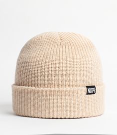 La beanie NOPé, un indispensable qui se combine parfaitement avec la capuche. Idéale autant en ville que dans les grands espaces, elle est fabriquée à partir de fibres respirantes et d'un tricot non doublé.