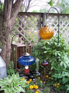 an outdoor garden with various plants and decorations