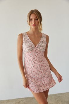 front view | pink ditsy floral mini slip dress | casual summer mini dress | pink-image American Threads Dress, Black Graduation Dress, Ditsy Floral Pattern, Fresh As A Daisy, American Threads, Aesthetic Floral, Red Bodycon, Floral Slip Dress, Quilted Puffer Jacket