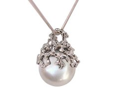 This unique coral-shaped pendant is inspired by the multiform and weightless beauty of the coral reef world with its fabulous variety of colors and shapes. A top quality round white freshwater pearl is harmoniously guested in an organic coral-shaped structure creating a unique and sophisticated pendant.It is a perfect addition to our extensive collection of Coral rings and earrings, that can be an original bridal jewel as well.All our jewels are original creations designed in our studio, availab Gold Pearl Necklace Wedding, Coral Rings, Black Pearl Ring, Bridal Jewels, White Gold Pendant Necklace, Pearl Engagement Ring, Gold Pearl Ring, Rose Gold Pearl, Pearl Necklace Wedding