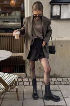 Mid Boots Outfit, Alva Sperle, Brown Chelsea Boots Outfit, Short Boots Outfit, Brown Blazer Outfit, Heels Boots Outfit, Brown Boots Outfit, Chelsea Boots Outfit, Winter Mode Outfits