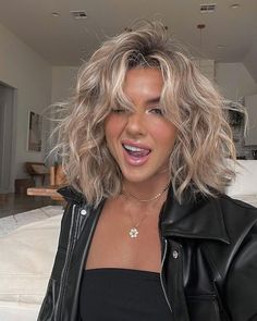 7 Curly Bob Ideas To Try For A Chic Short Hair Look This Summer Medium Layer, Bob Ideas, Layer Hair, Chic Short Hair, Blonde Hair Inspiration, Penteado Cabelo Curto, Short Blonde Hair, Hair Inspiration Color