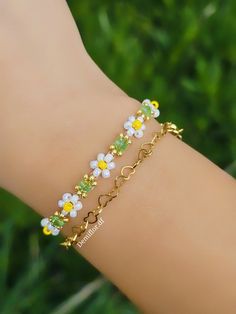 Bracelet with Spring Flowers / flowers / daisies / minimalist/ flowers / flower bracelet / boho / accessories/ daisyflower / bijoux / beads 💖🌸 / friendship bracelet | girl bracelet | woman | elegant bracelet | -Measure This bracelet is made up of small flowers of approximately 8 mm I recommend measuring your wrist circumference before purchasing. Each bracelet also has a small stainless steel chain of approximately 4 cm - Material Glass beads Nylon thread Gold plated stainless steel -Care instructions To keep this delicate bracelet for a long time we recommend: Avoid direct contact with perfumes, cream, soaps and other chemicals. Do not use this bracelet while sleeping, playing sports or showering/bathing. There are also other sizes and types of shipments Thank you !! For any information Daisy Flower Bracelet, Flowers Daisies, Girl Bracelet, Friendship Bracelets With Beads, Spring Bracelet, Daisy Bracelet, Minimalist Flowers, Bracelet Pearl, Boho Accessories