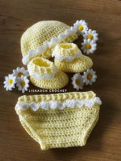 crochet baby diapers, booties and Hat pattern FREE Crochet Set Pattern, Newborn Crochet Patterns, Crochet Chicken, Crochet Baby Cardigan, Easter Crochet Patterns, Baby Hat Patterns