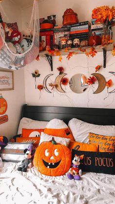 a bedroom decorated for halloween with pumpkins and decorations on the wall above the bed