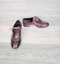 "Vintage leather burgundy dark red women flat brogue oxford wingtip shoes. Kiltie style shoes. Fringed, lace up flat oxford with frontal fringes. The metal inset on the back. Size 39 EU. Made in Spain by Zara. Slight square toes. Classic brogue oxford european, comfy, casual shoelaces up footwear. High quality shoes. brand: Zara Woman condition: has some slight signs of wear. A little bit used shoes. measurements: Heels height 2,5 cm / 1\" in  Outsole length 29 cm / 11.3\" in bottom sole width i Vintage Oxfords With Brogue Detailing And Flat Heel, Vintage Flat Heel Oxfords For Office, Vintage Low Heel Lace-up Shoes For Formal Occasions, Vintage Lace-up Shoes With Low Heel For Formal Occasions, Brogue Detailing Oxfords For Galas, Flat Heel Oxfords With Brogue Detailing For Galas, Brogue Oxfords For Galas, Vintage Oxfords For Business In Fall, Formal Low-top Oxfords With Laces