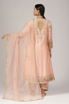 Buy Peach Kurta And Salwar Silk Chanderi Embroidered Zari Round Set For Women by Anju & Harleen Online at Aza Fashions. Peach Traditional Wear With Resham Embroidery For Reception, Peach Resham Embroidery Traditional Wear For Festive Occasion, Festive Peach Traditional Wear With Resham Embroidery, Elegant Peach Traditional Wear For Festive Occasions, Elegant Peach Traditional Festive Wear, Traditional Peach Wear With Zari Work In Traditional Drape, Traditional Peach Wear With Zari Work, Pink Silk Dupatta With Dabka Work, Peach Traditional Drape Wear For Festive Occasions