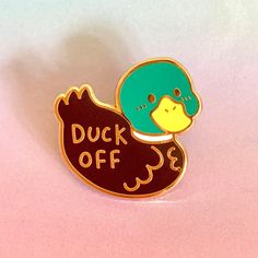 Niedlicher 1,25 Zoll Duck Off Pin. Vergoldet mit Schmetterlingsverschluss! Ich habe eine Option für 'Sekunden' Pins hinzugefügt - dies sind reduzierte Pins mit leichten Unvollkommenheiten wie kleinen Kratzern, Markierungen, etc - überprüfen Sie das 'Sekunden' Bild für mehr Details! Pin Bag, Duck Pins, Enamel Pin Collection, Pin Cute, Backpack Pins, Cute Duck, Enamel Pin Badge, Mallard, Cute Pins