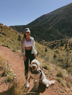 Hiking Date Outfit Summer, Cute Hiking Pictures, Hiking Date Outfit, Hiking Picture Ideas, Hiking Date, Cute Hiking Outfit, Hiking Fits, Womens Hiking, Walking Outfits