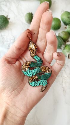 #snakeearrings #dangleearrings #handmadeearrings #witchearrings Snake Island, Beaded Snake, Sequins Diy, Safety Pin Jewelry, Earrings Punk, Beads Craft Jewelry, Quirky Earrings, Beaded Jewelry Tutorials, Bead Embroidery Jewelry