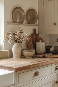 the kitchen counter is clean and ready for us to use in some places like this