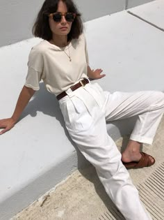 Outfit Minimalista, White Pants Outfit, Summer Work Outfits, Minimalist Aesthetic, Mode Inspiration, Looks Style, White Pants, Looks Vintage