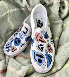 Trippy Shoes Art, White Canvas Shoes Painting, Diy Vans Shoes Paint, Diy White Vans Design, Shoe Drawing Ideas Vans, Vans Shoes Custom Ideas, Things To Paint On Shoes Easy, Vans Costumized Ideas, Hand Painted Vans Slip On