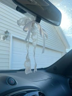 the interior of a car is decorated with white ribbons and bows as if it were tied in lace