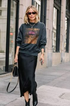 Appealing Outfits For Pear Shaped Body That You Need To Try Street Mode, Rok Outfit, Black Skirt Outfits, Walking Down The Street, Rock N Roll Style, Miroslava Duma, Column Skirt, Mode Casual, Looks Street Style