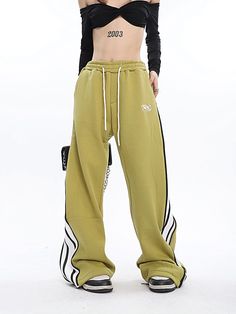 Women's Long Sweatpants Long Sweatpants, Straight Leg Sweatpants, Spring Outfits For School, Sportswear Fashion, Type Of Pants, Runway Models, Straight Pants, Women's Trousers, Spring Outfit