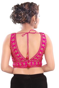 V Neck Pink Blouse, V Neck Blouse Indian Sleeveless, Lehnga Ideas, Plain Blouse Designs, Saree Jacket, Khushi Kapoor, V Neck Pattern, Sleeveless Blouse Saree, Saree Jackets